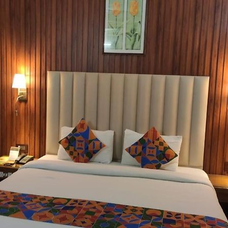 Hotel Conclave Executive Нью-Дели Экстерьер фото