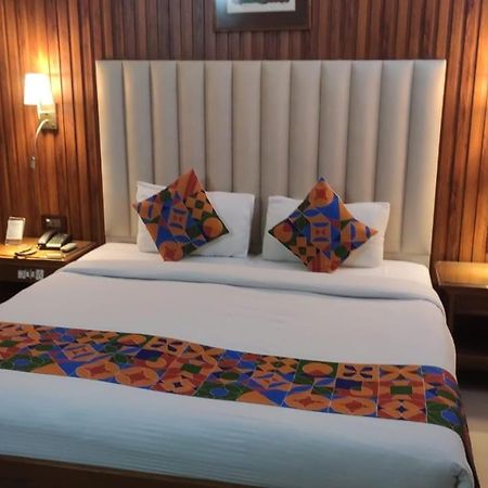 Hotel Conclave Executive Нью-Дели Экстерьер фото