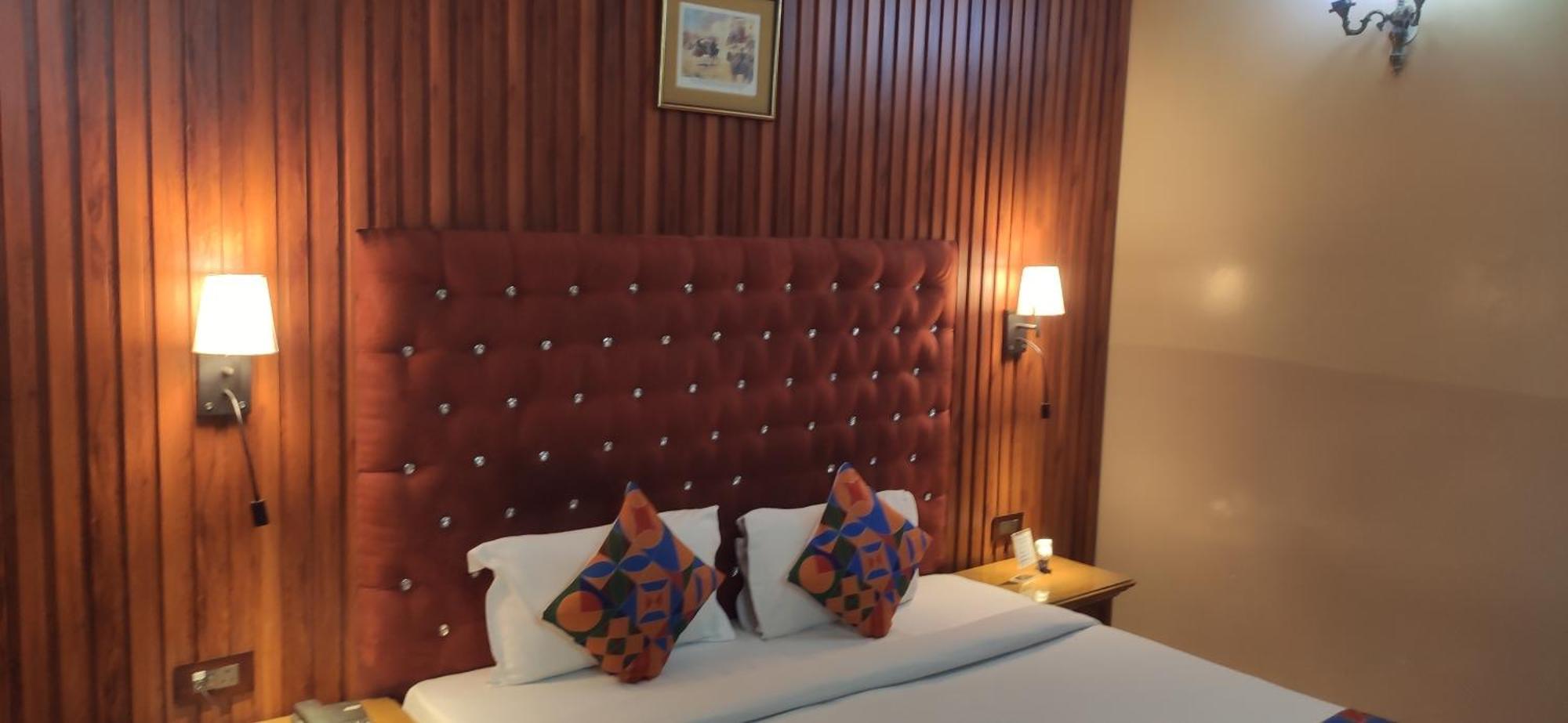 Hotel Conclave Executive Нью-Дели Экстерьер фото