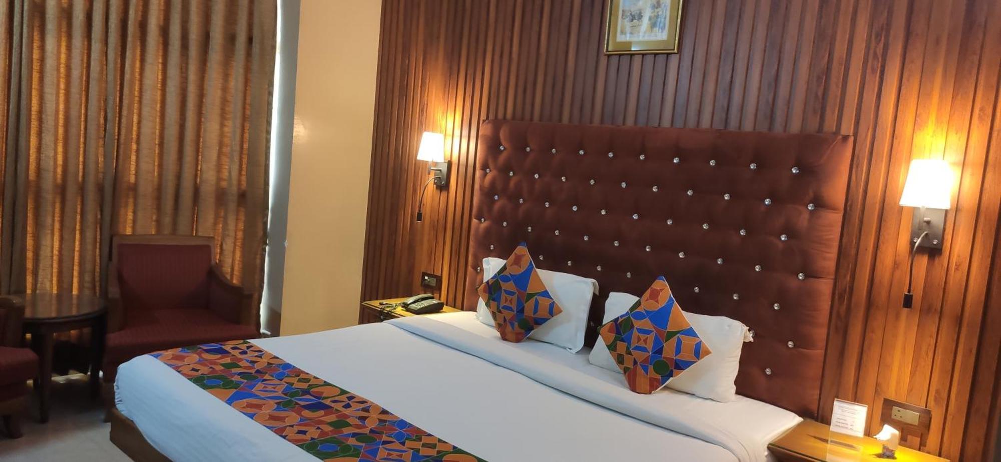 Hotel Conclave Executive Нью-Дели Экстерьер фото
