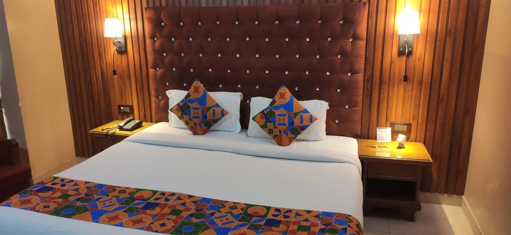 Hotel Conclave Executive Нью-Дели Экстерьер фото