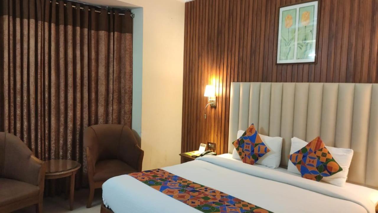Hotel Conclave Executive Нью-Дели Экстерьер фото