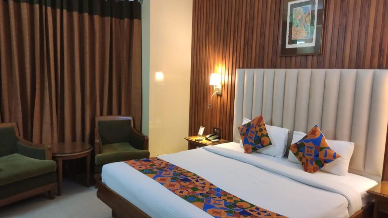 Hotel Conclave Executive Нью-Дели Экстерьер фото
