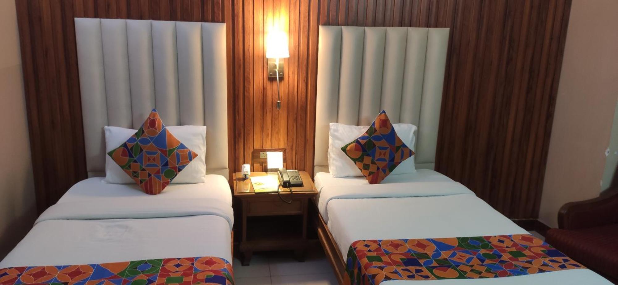 Hotel Conclave Executive Нью-Дели Экстерьер фото