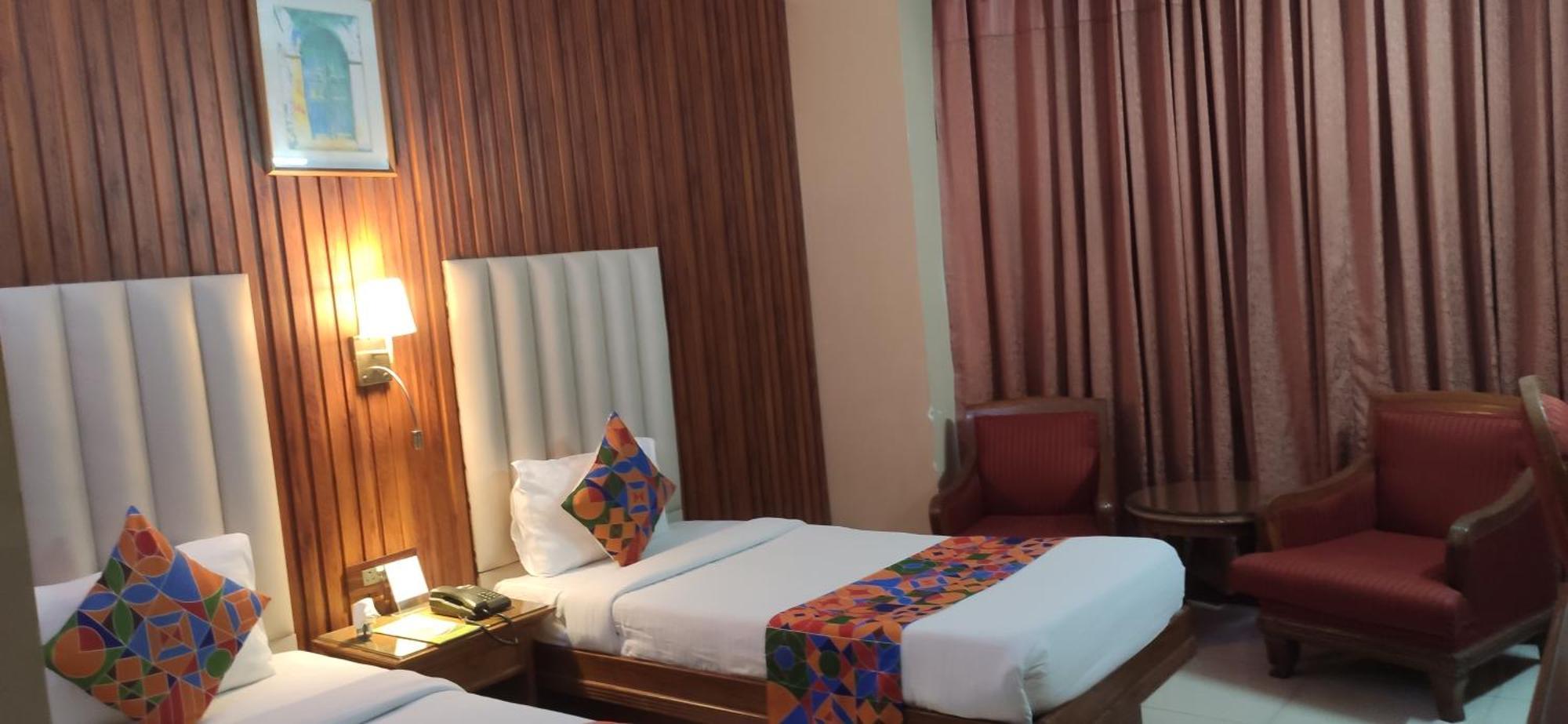 Hotel Conclave Executive Нью-Дели Экстерьер фото