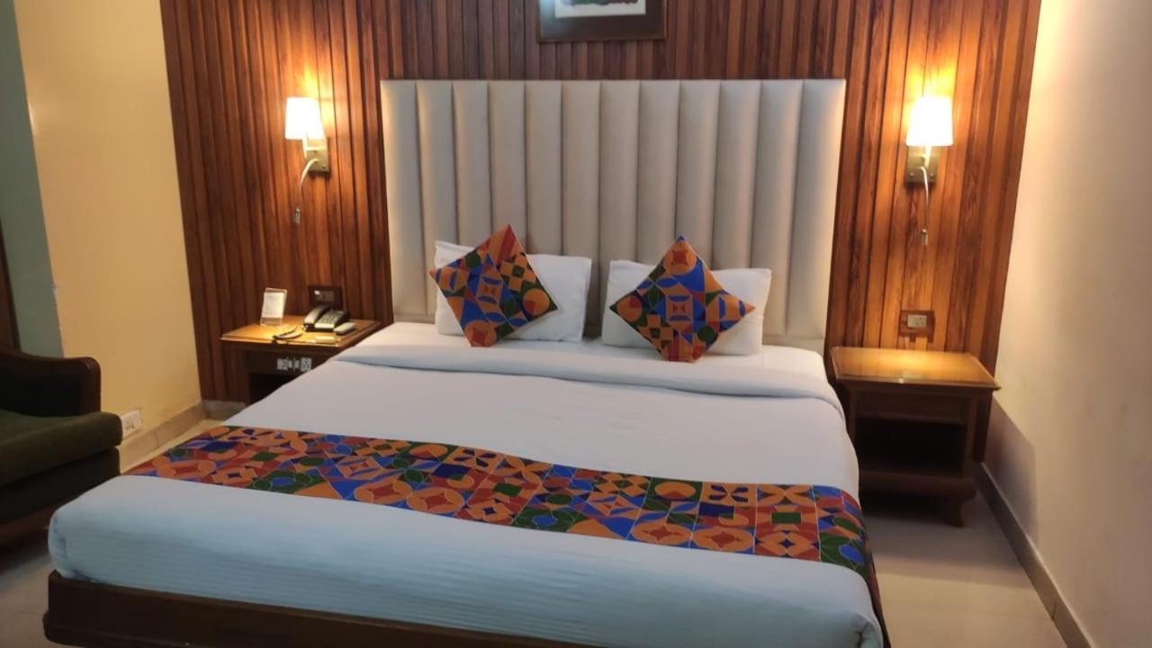 Hotel Conclave Executive Нью-Дели Экстерьер фото