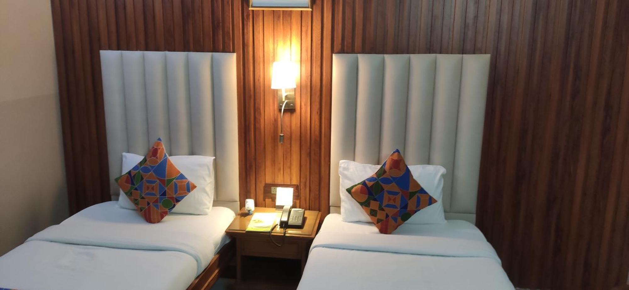 Hotel Conclave Executive Нью-Дели Экстерьер фото
