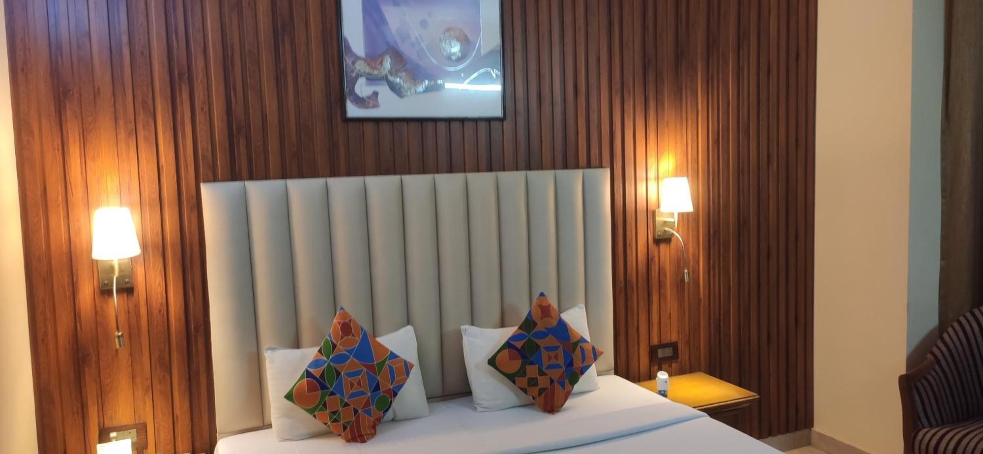Hotel Conclave Executive Нью-Дели Экстерьер фото