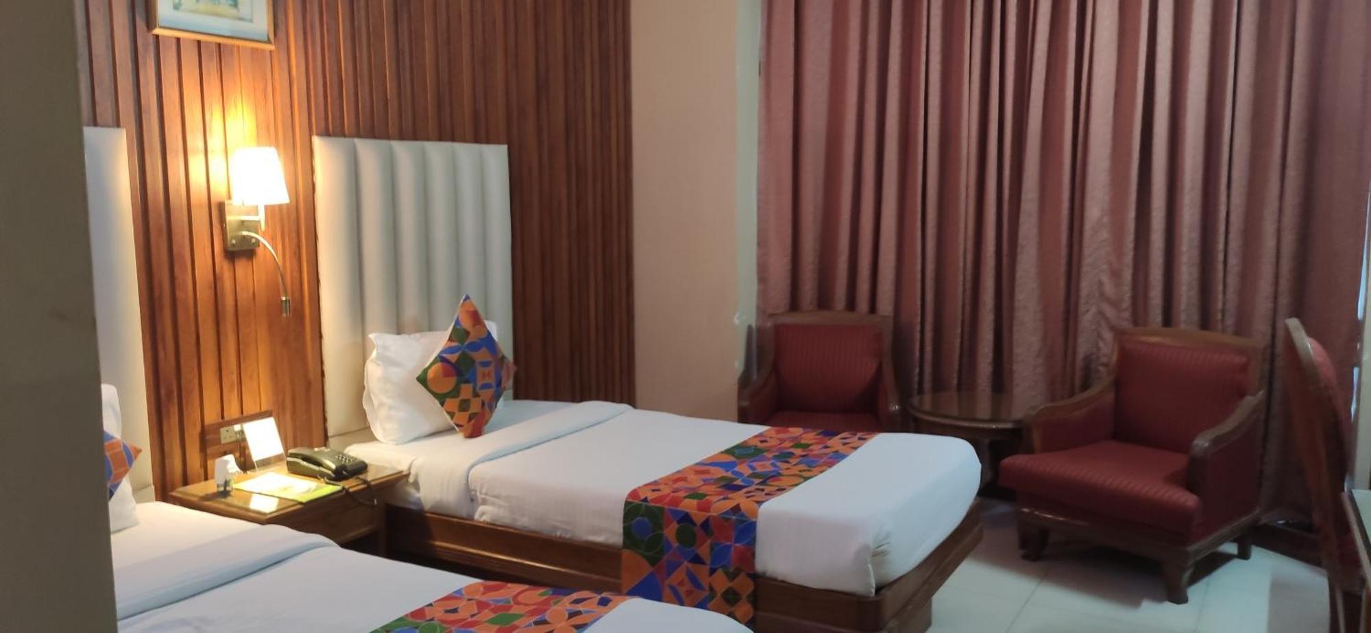 Hotel Conclave Executive Нью-Дели Экстерьер фото