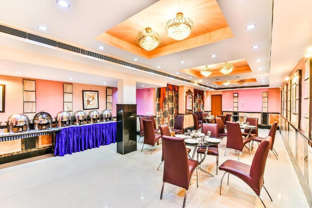 Hotel Conclave Executive Нью-Дели Экстерьер фото